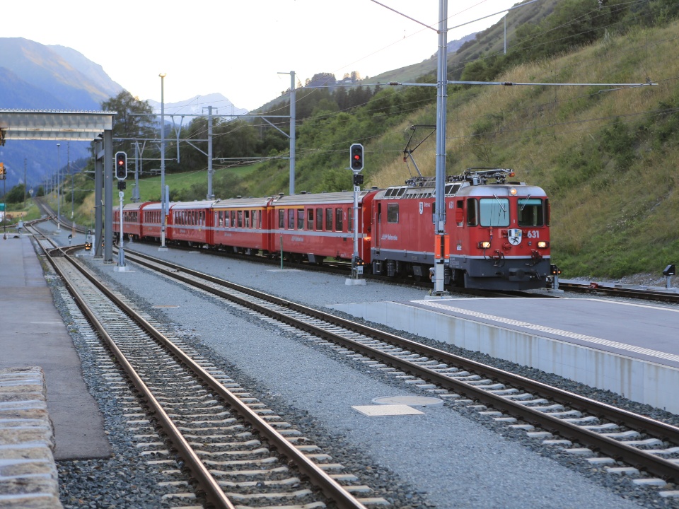 Räthische Bahn am Bahnhof Scuol