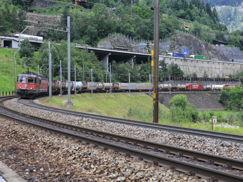 Schwere Güter gezogen von zwei Loks in Richtung Gotthard