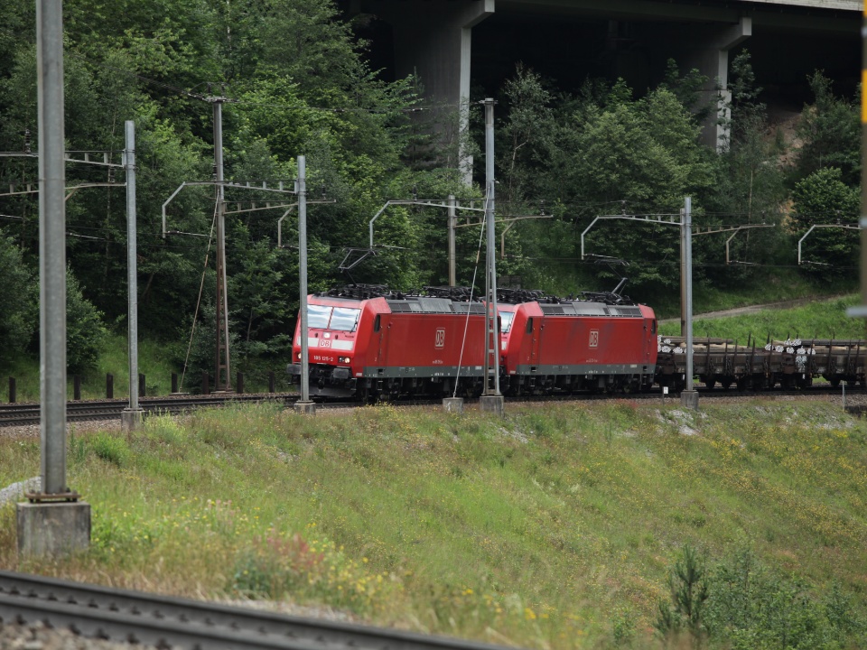 Immer wieder schwere Güterzüge in Richtung Gotthard - auch die Deutsche Bundesbahn